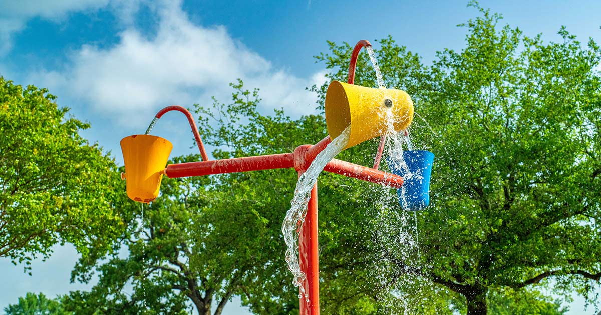 pole with three rotating buckets splashing water